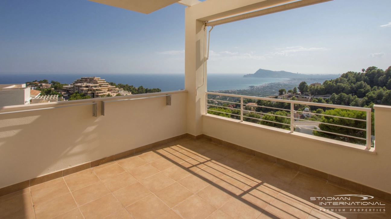 Elegant Apartment with Sea Views in a Beautiful Environment