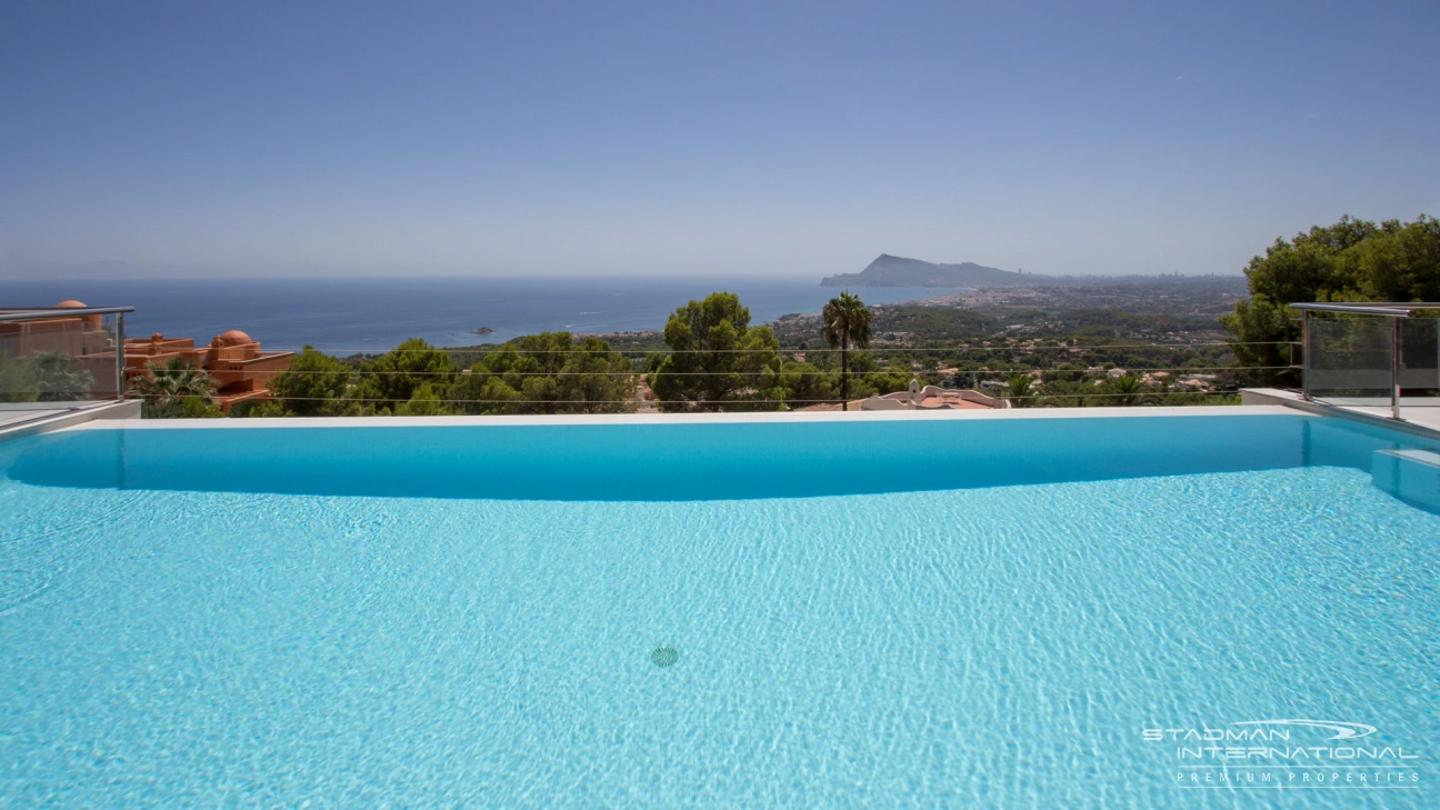 Amplia Villa de Lujo con Impresionantes Vistas al Mar en la Sierra de Altea