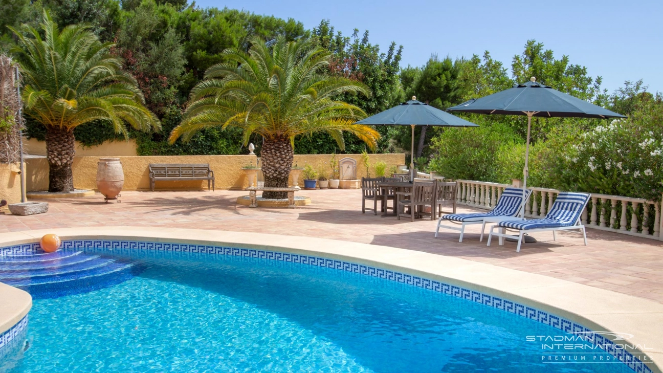 Schöne mediterrane Villa auf einem großen Grundstück in der Nähe des Altea-Golfplatzes 
