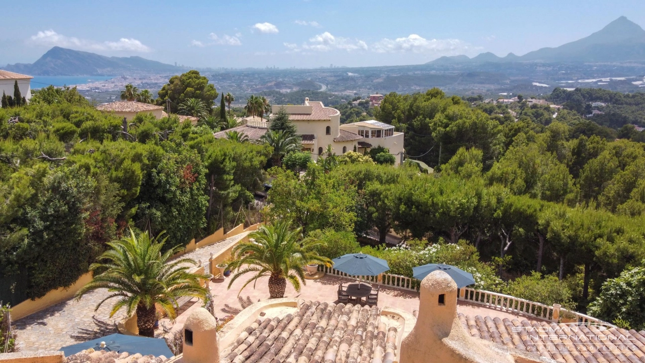 Schöne mediterrane Villa auf einem großen Grundstück in der Nähe des Altea-Golfplatzes 