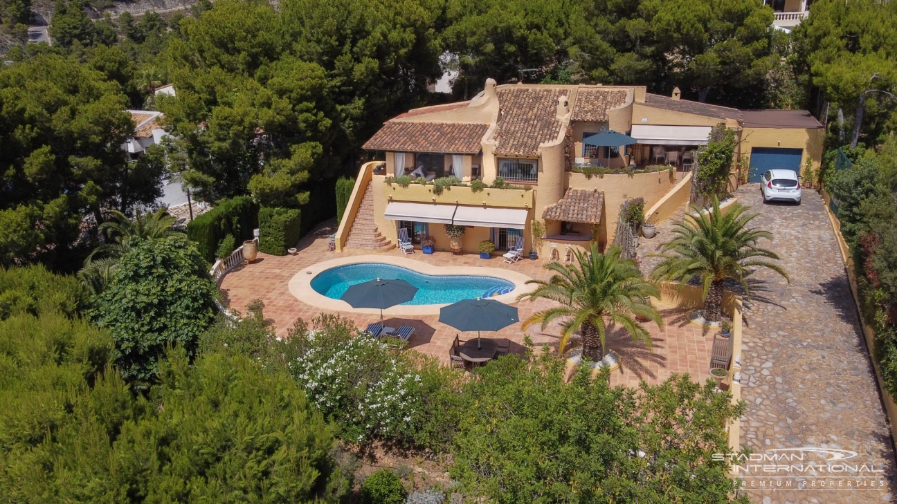 Preciosa Villa Mediterránea en una Amplia Parcela cerca del Golf de Altea