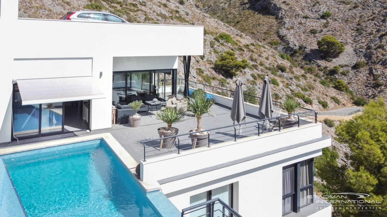 Moderne Villa mit Meer- und Bergblick in Altea La Vella