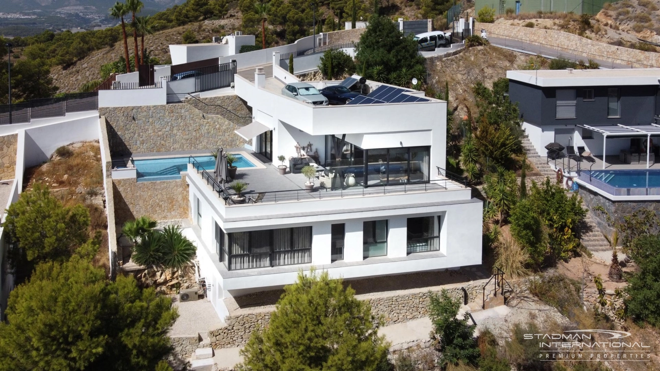 Moderna Villa con Vistas al Mar y las Montañas en Altea La Vella