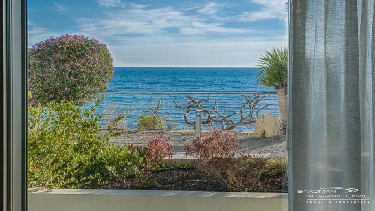 Large First Line Garden Apartment with Direct access to the Beach