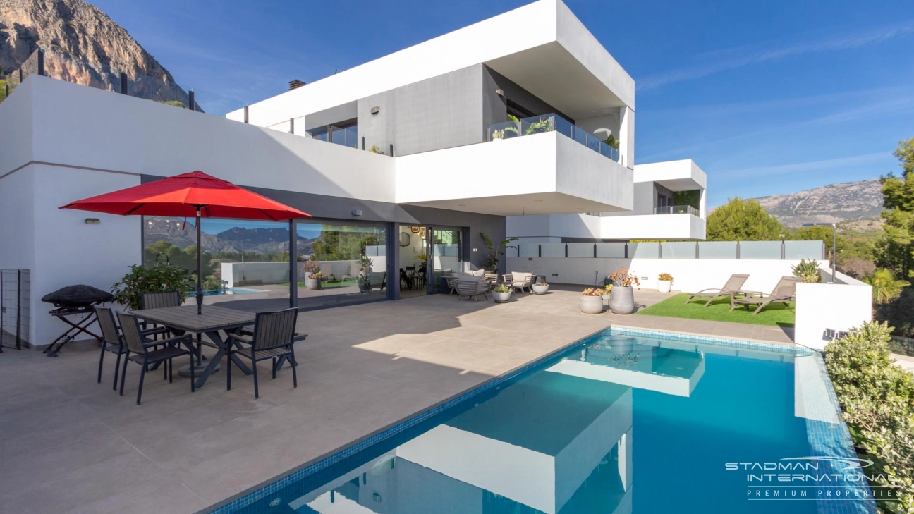 Geräumige und moderne Villa mit Meerblick in Polop