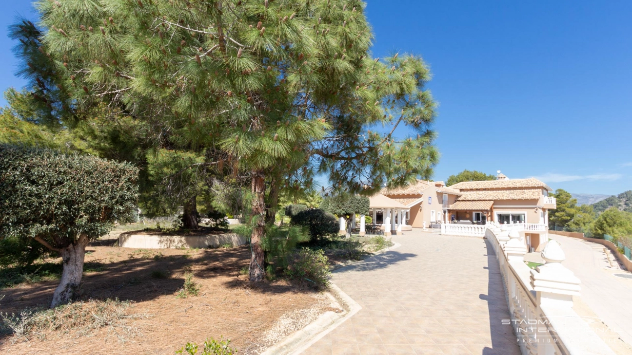 Villa on a Large Domain with Beautiful Views in La Nucia 