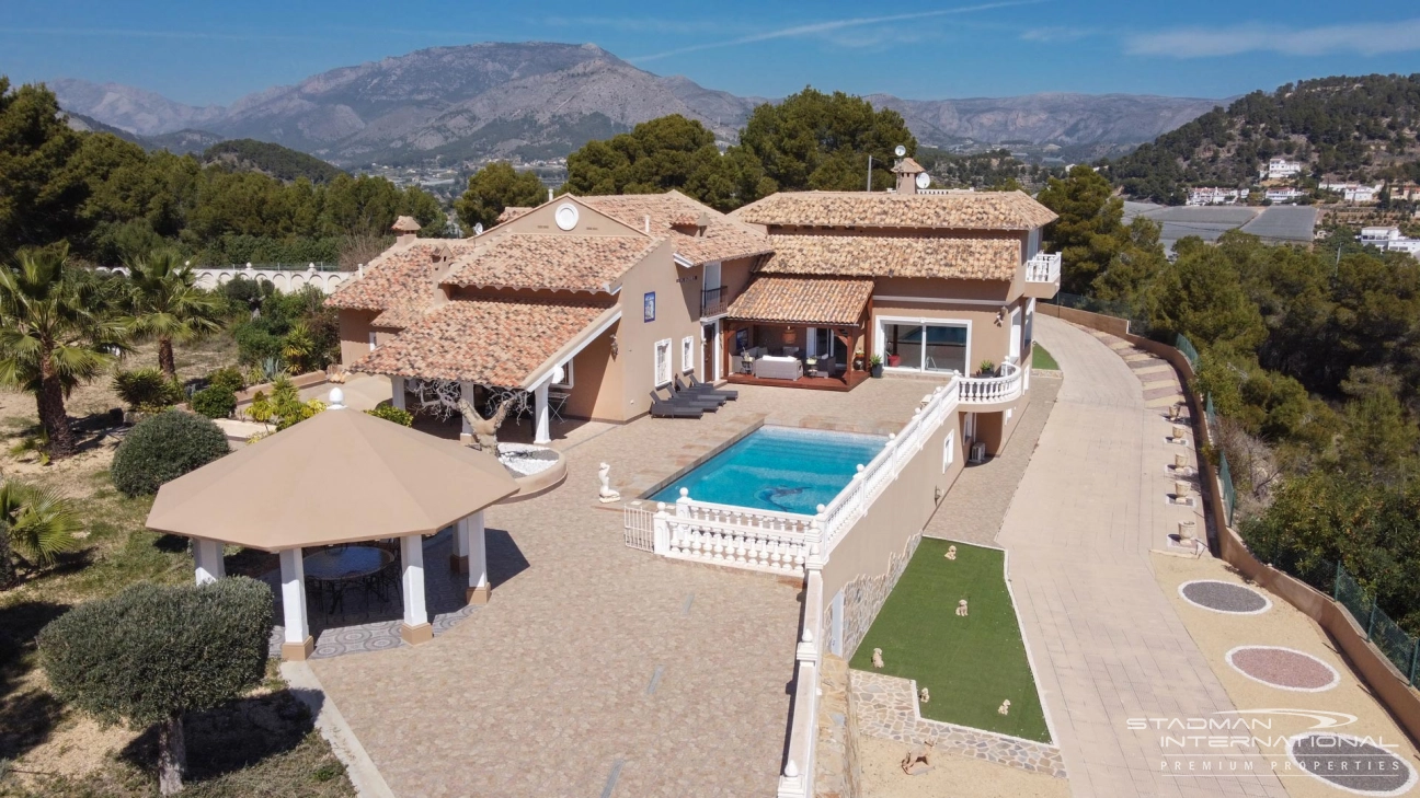 Villa på et Stort Domene med Vakker Utsikt i La Nucia 