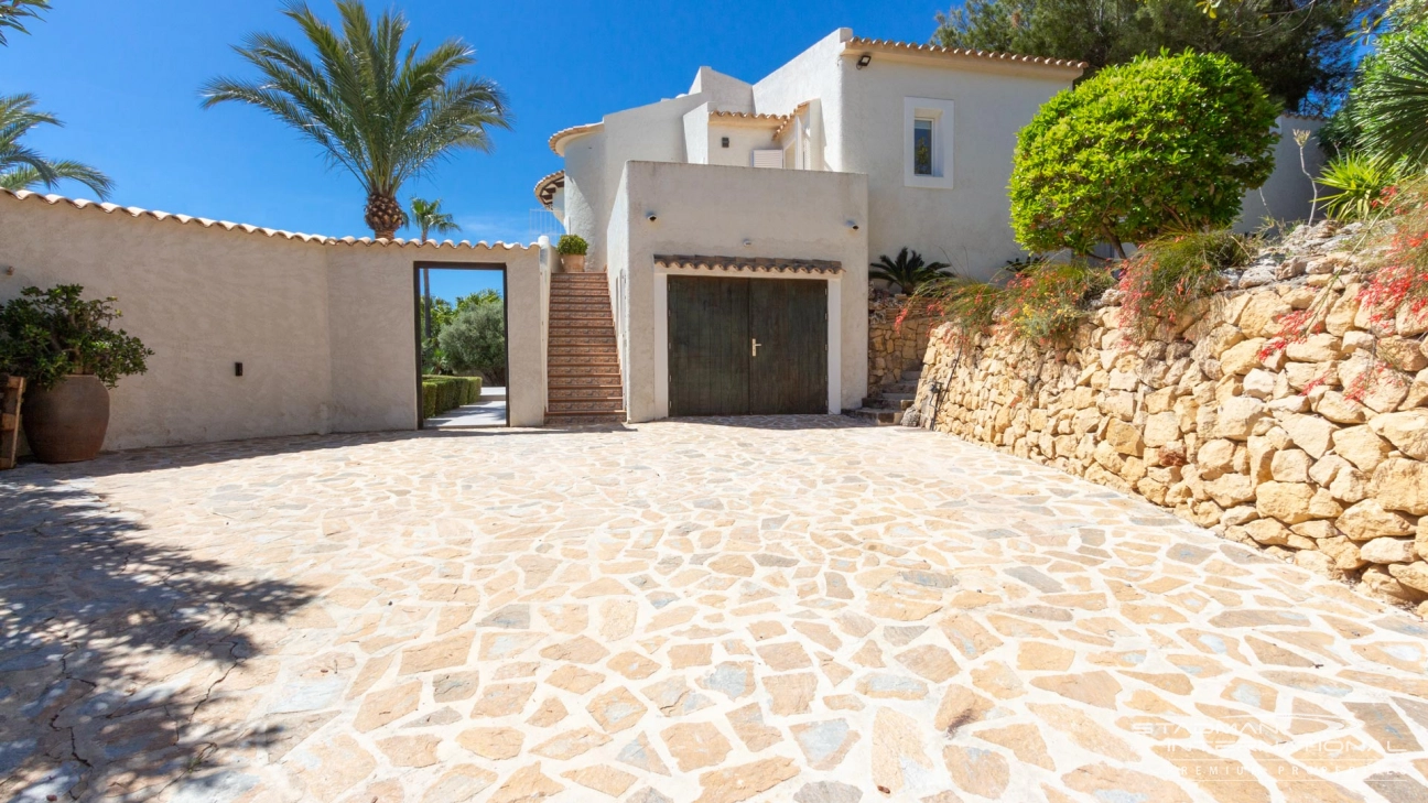 Renovated Villa by the Golf Course with Sea View 