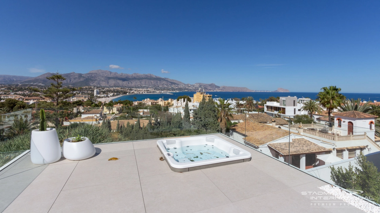 Moderne Villa mit Meerblick in Strand- und Stadtnähe