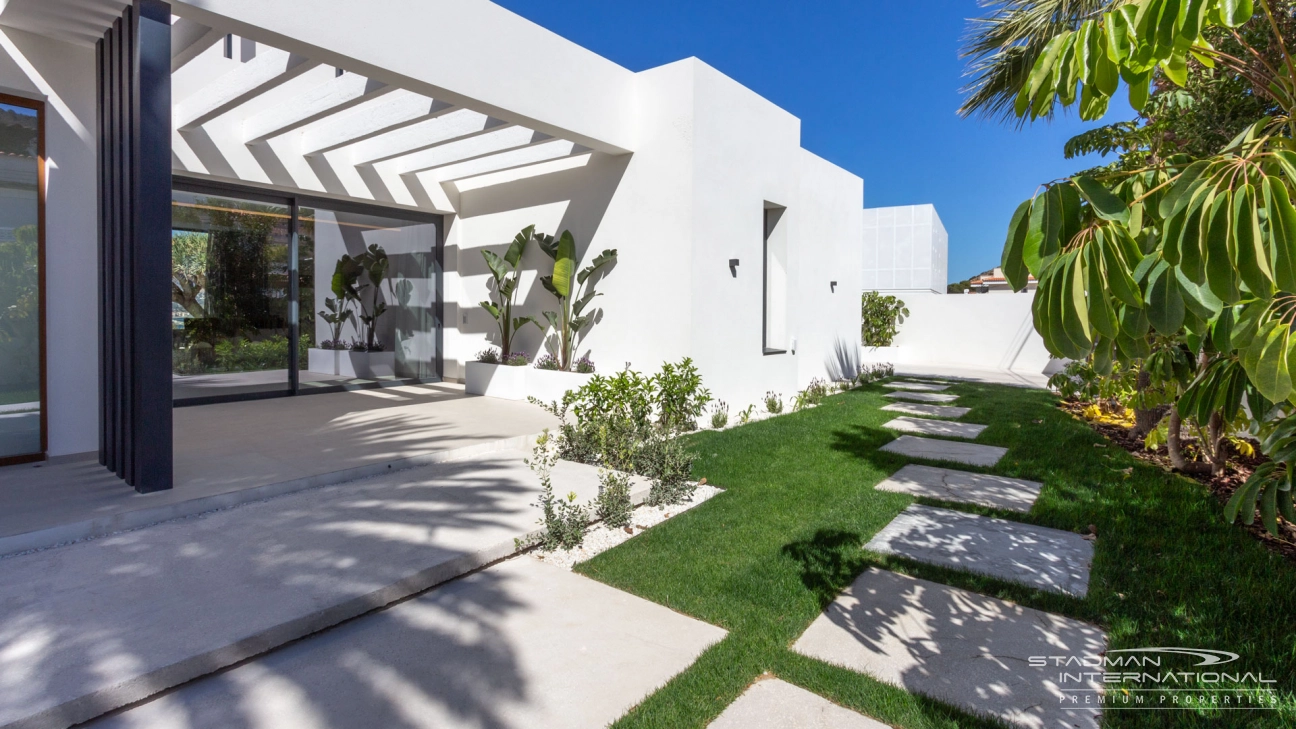 Moderne Villa mit Meerblick in Strand- und Stadtnähe