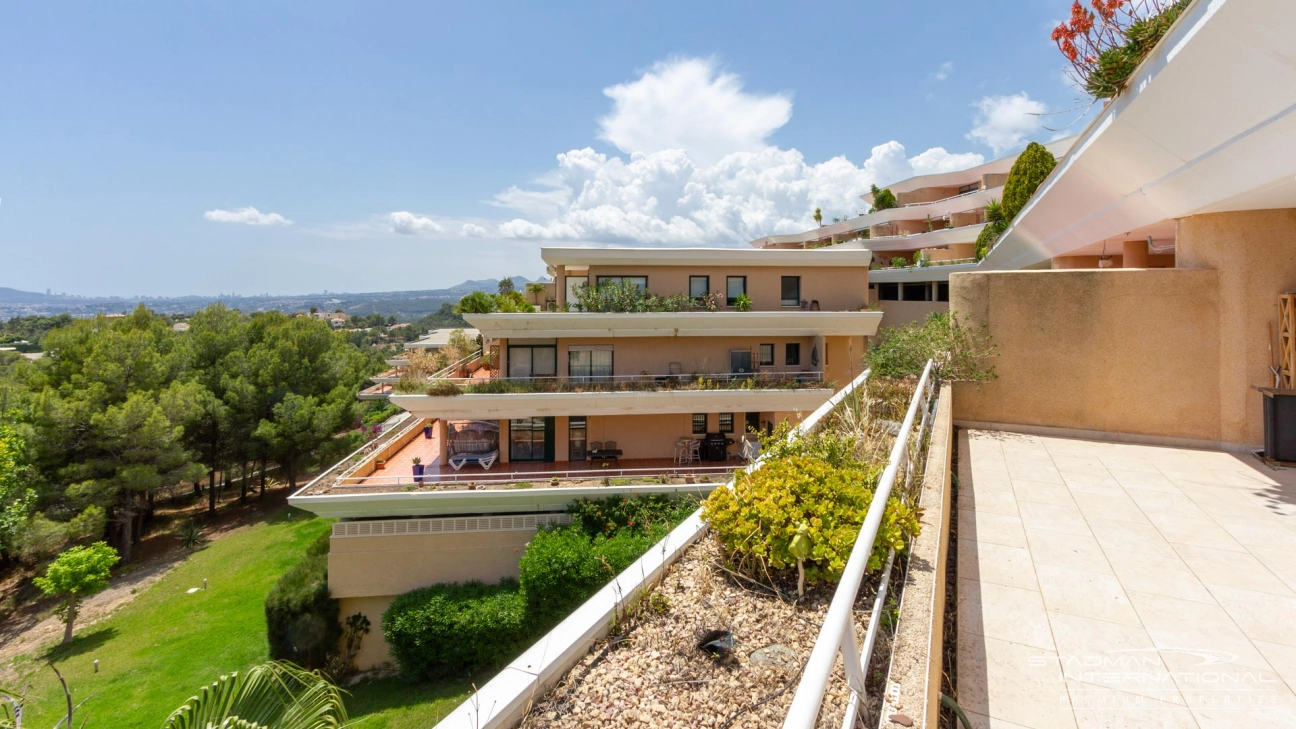 SOLD - Great Apartment with Views over the Bay of Altea