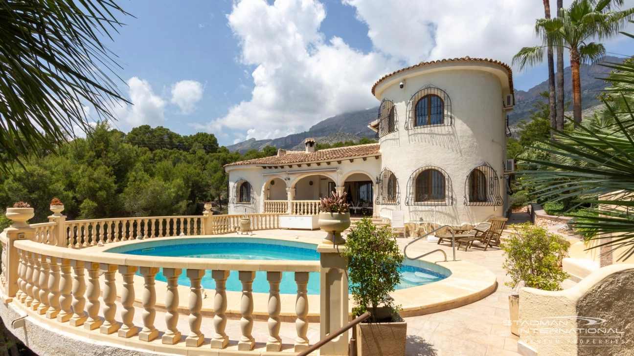 Villa on Beautiful and Spacious Plot near Altea La Vella