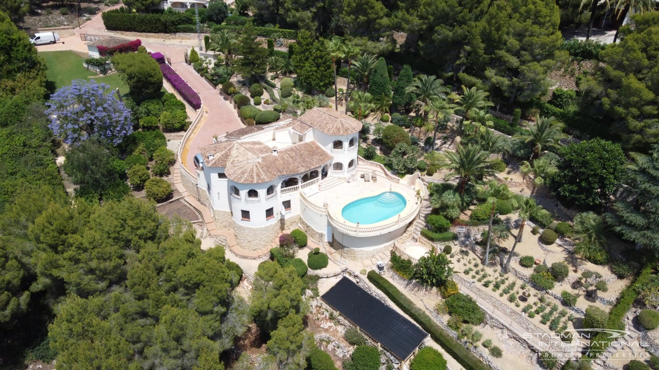 Villa på Vakker og Romslig Tomt nær Altea La Vella
