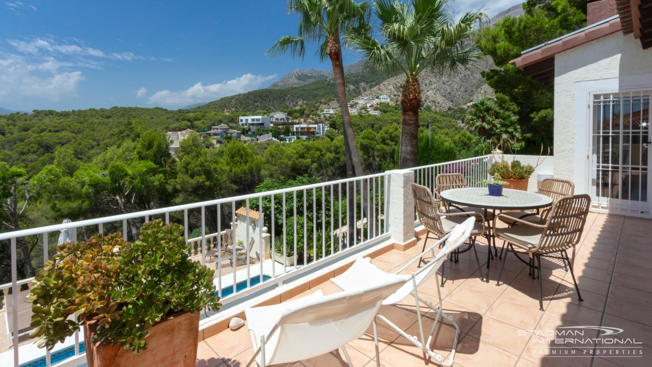 Perfectly Maintained Villa with Panoramic Mountain Views