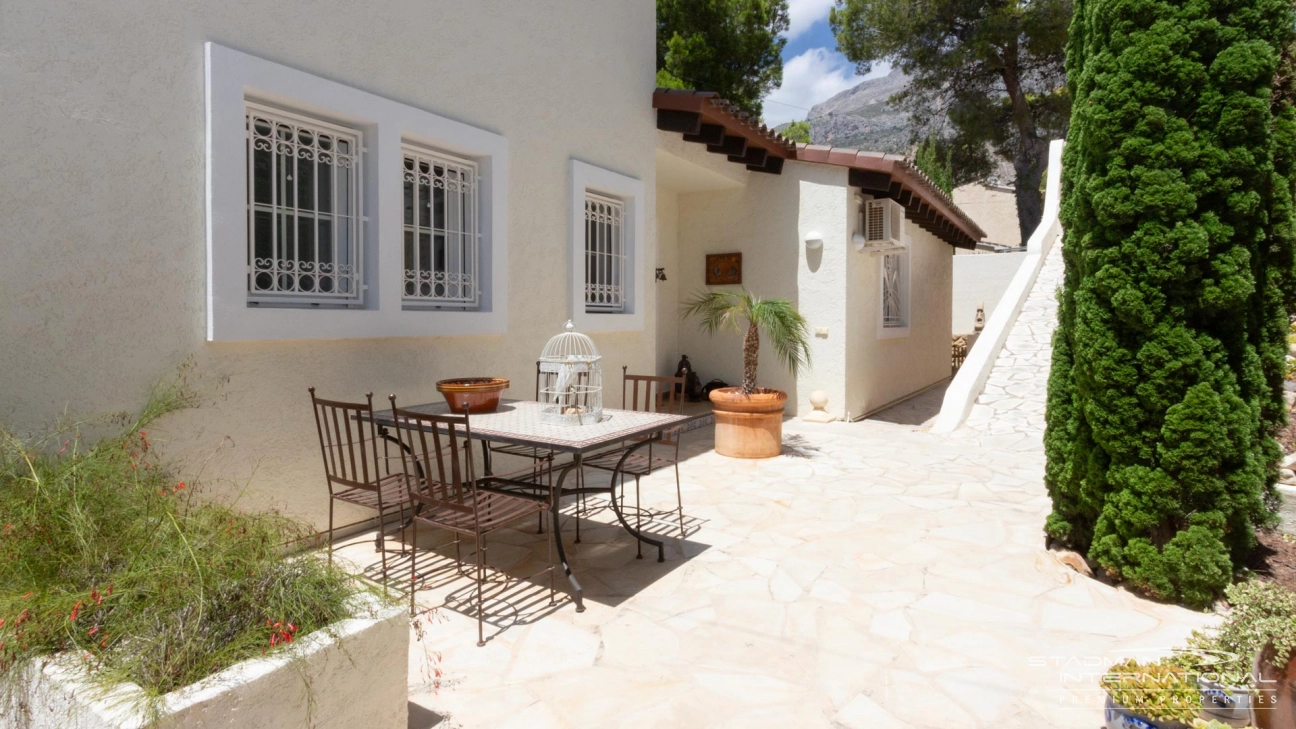 Perfectly Maintained Villa with Panoramic Mountain Views