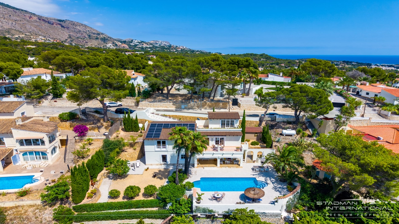 Elegant Villa with Stunning Mountain Views in Altea La Vella