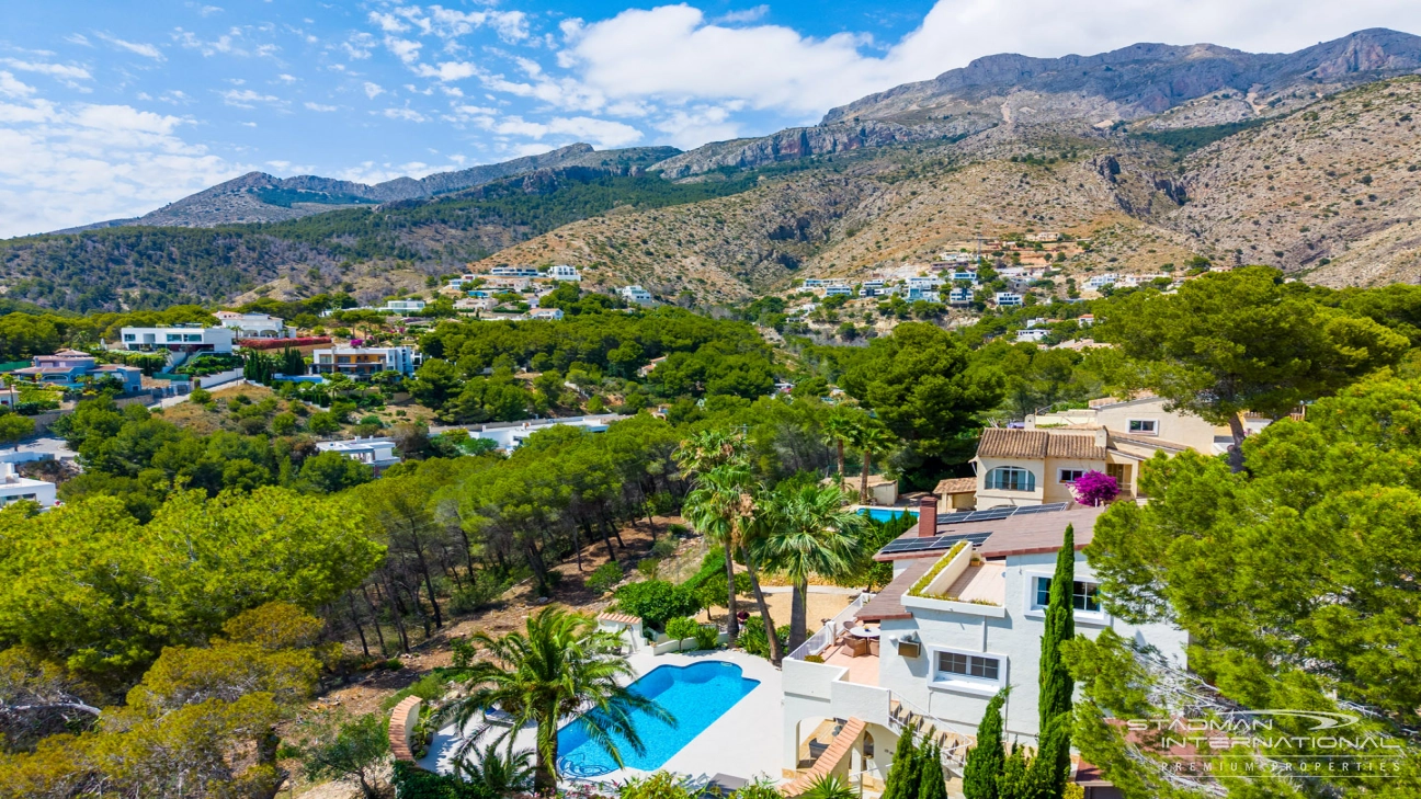 Elegant Villa with Stunning Mountain Views in Altea La Vella