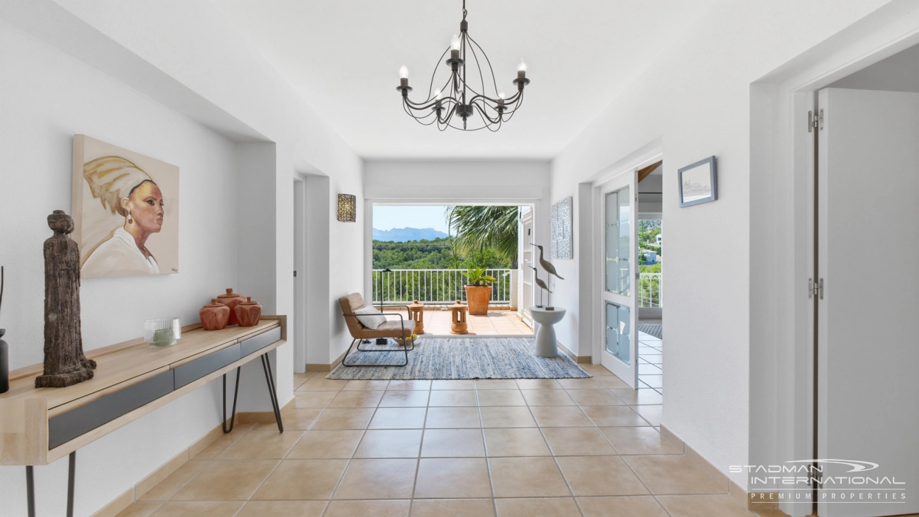 Elegant Villa with Stunning Mountain Views in Altea La Vella