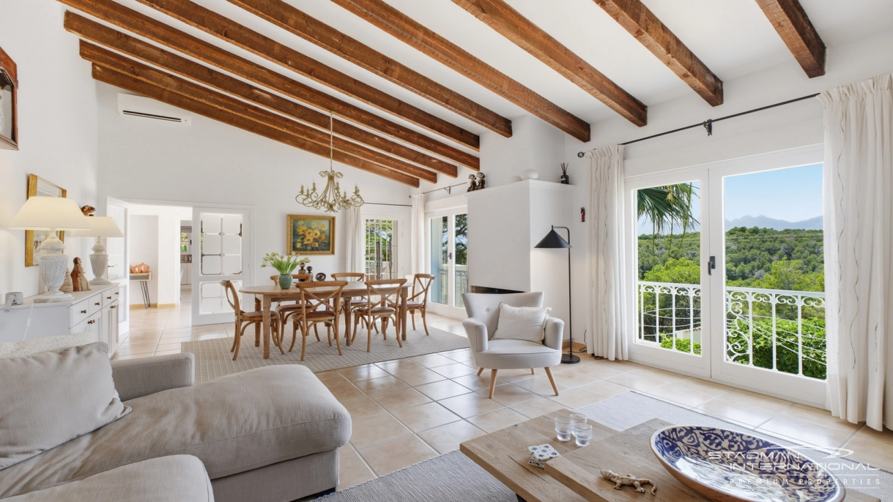 Elegant Villa with Stunning Mountain Views in Altea La Vella