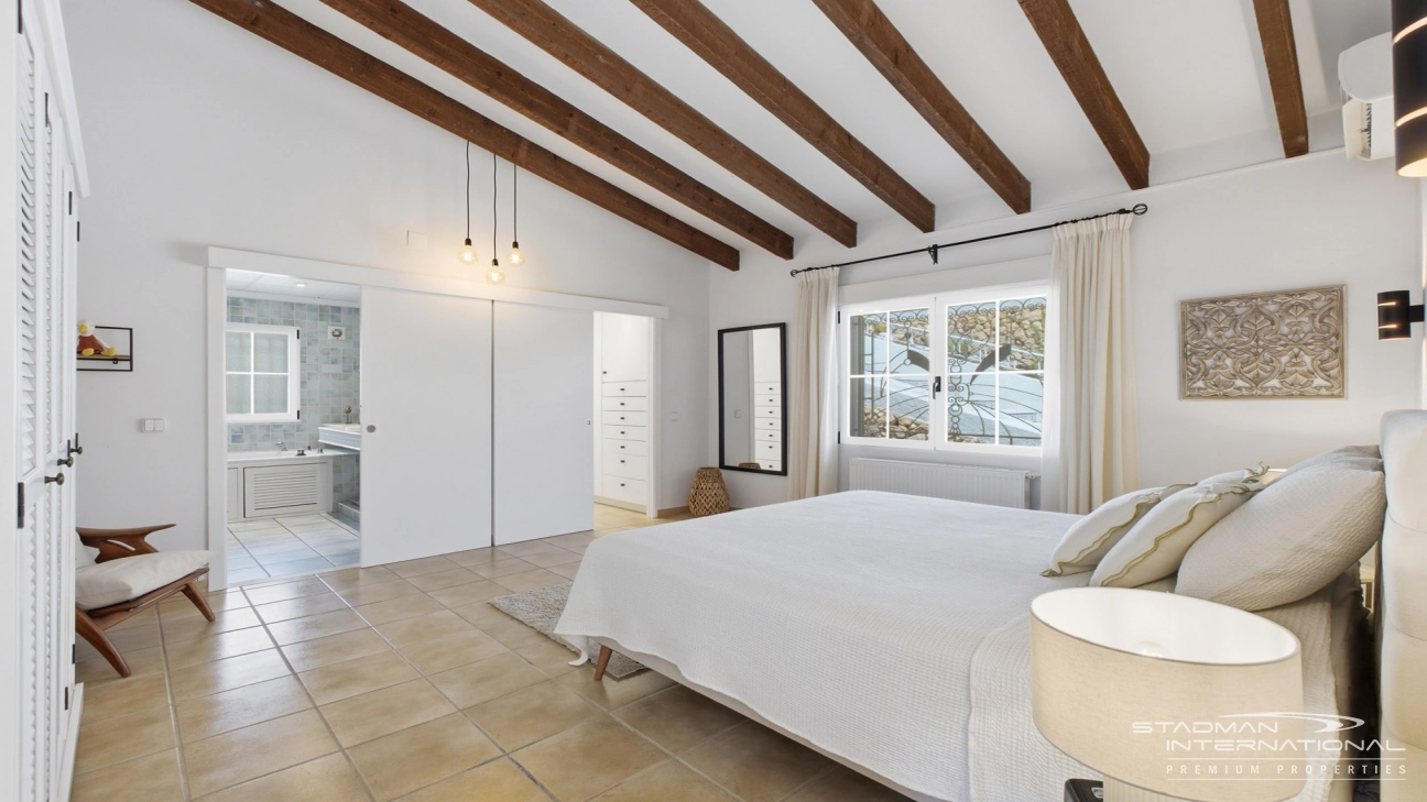 Elegant Villa with Stunning Mountain Views in Altea La Vella