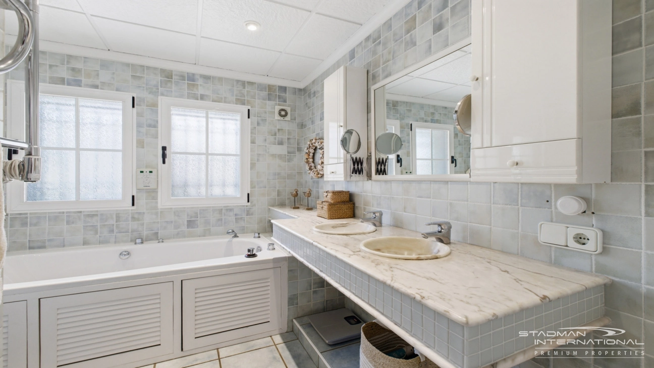Elegant Villa with Stunning Mountain Views in Altea La Vella