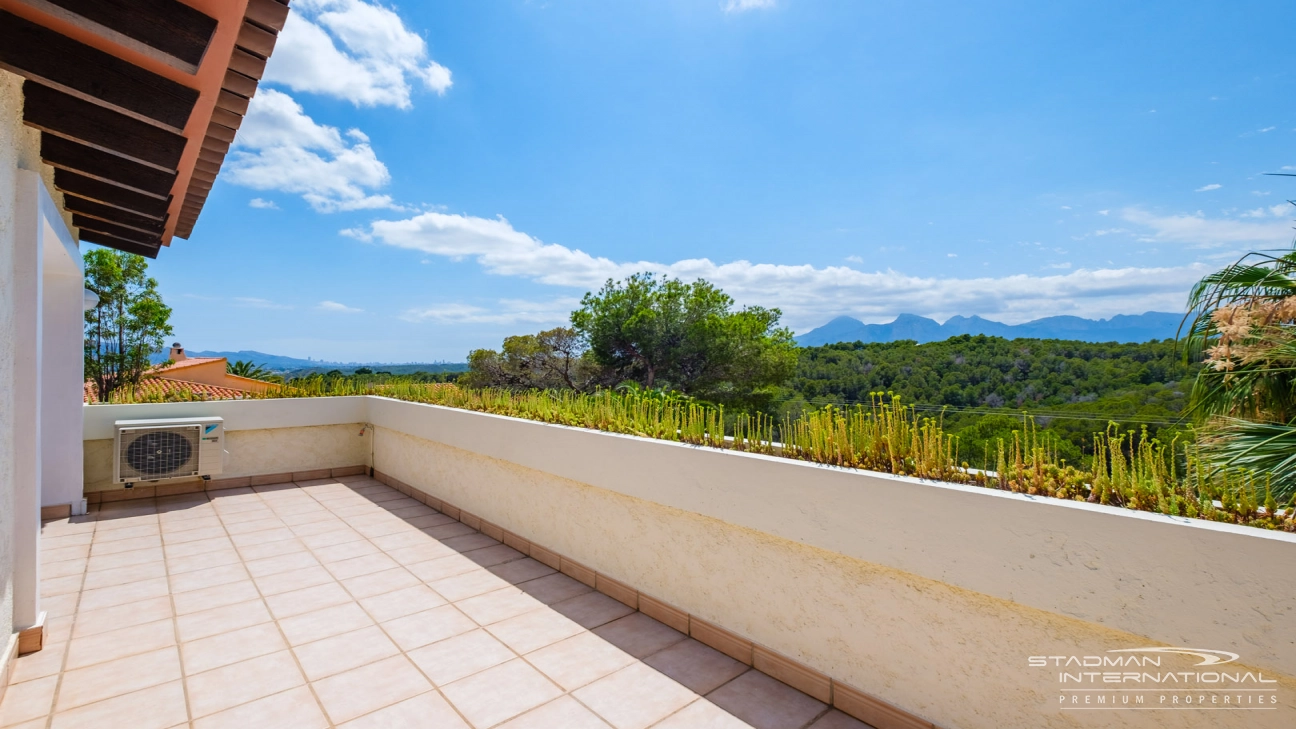 Elegant Villa with Stunning Mountain Views in Altea La Vella
