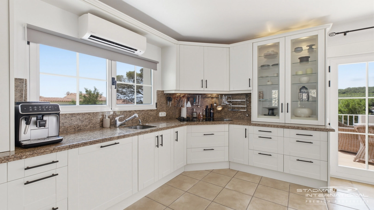 Elegant Villa with Stunning Mountain Views in Altea La Vella