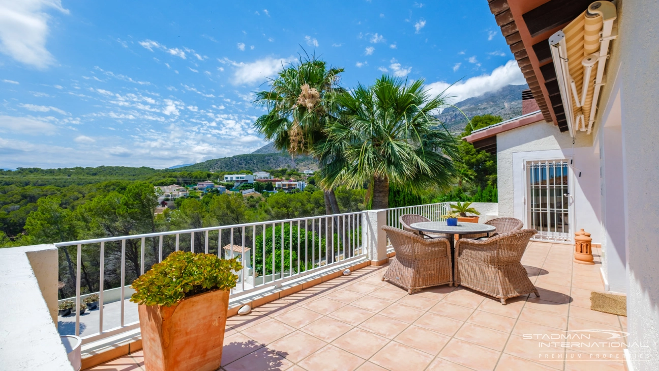Elegant Villa with Stunning Mountain Views in Altea La Vella