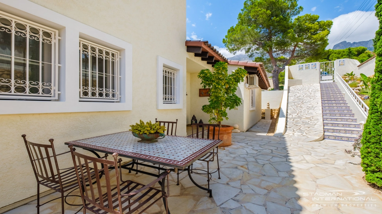Elegant Villa with Stunning Mountain Views in Altea La Vella