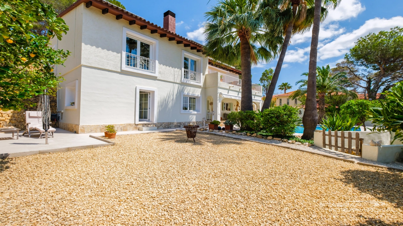 Elegant Villa with Stunning Mountain Views in Altea La Vella