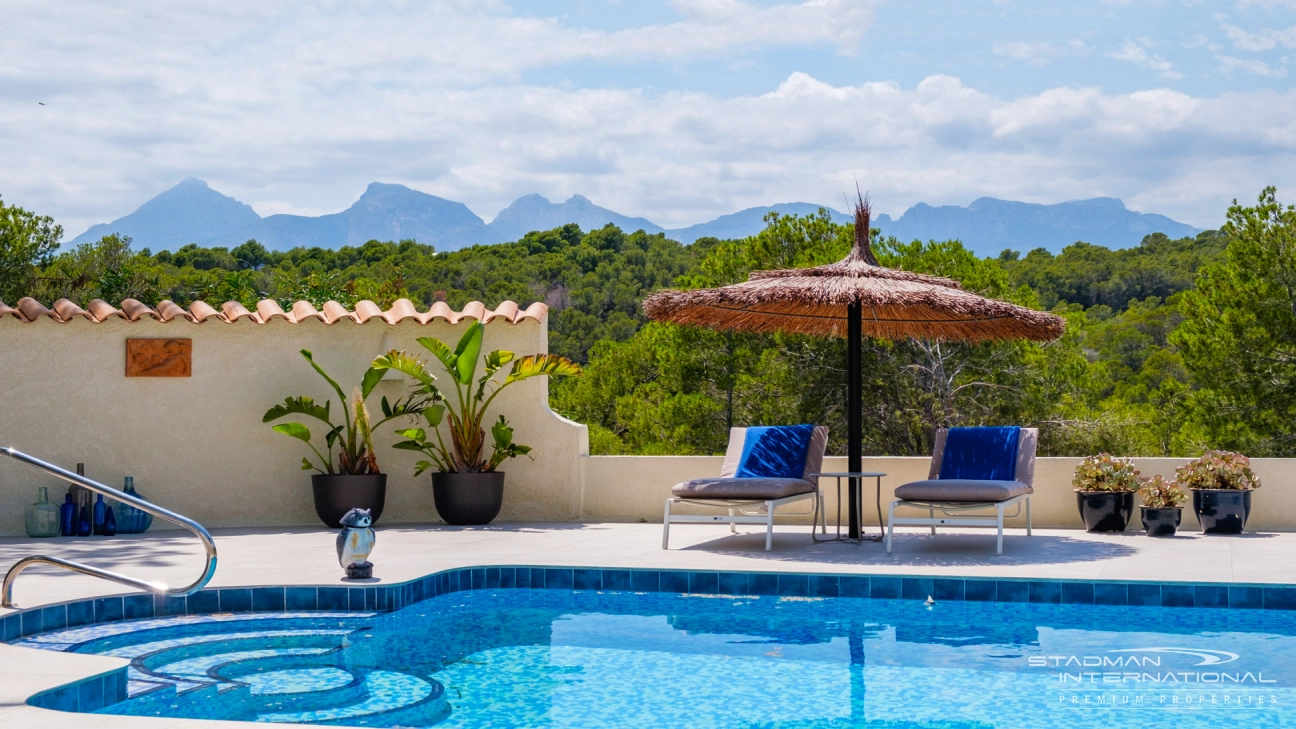 Elegant Villa with Stunning Mountain Views in Altea La Vella