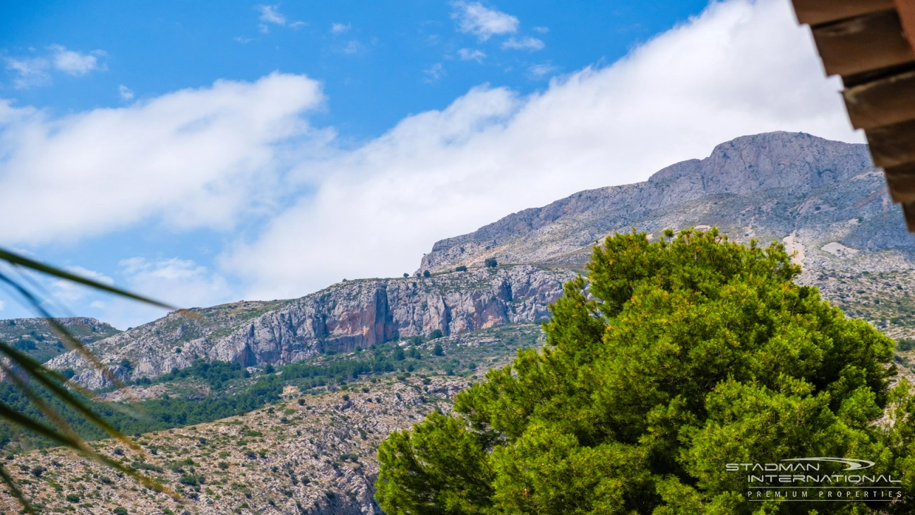 Elegant Villa with Stunning Mountain Views in Altea La Vella