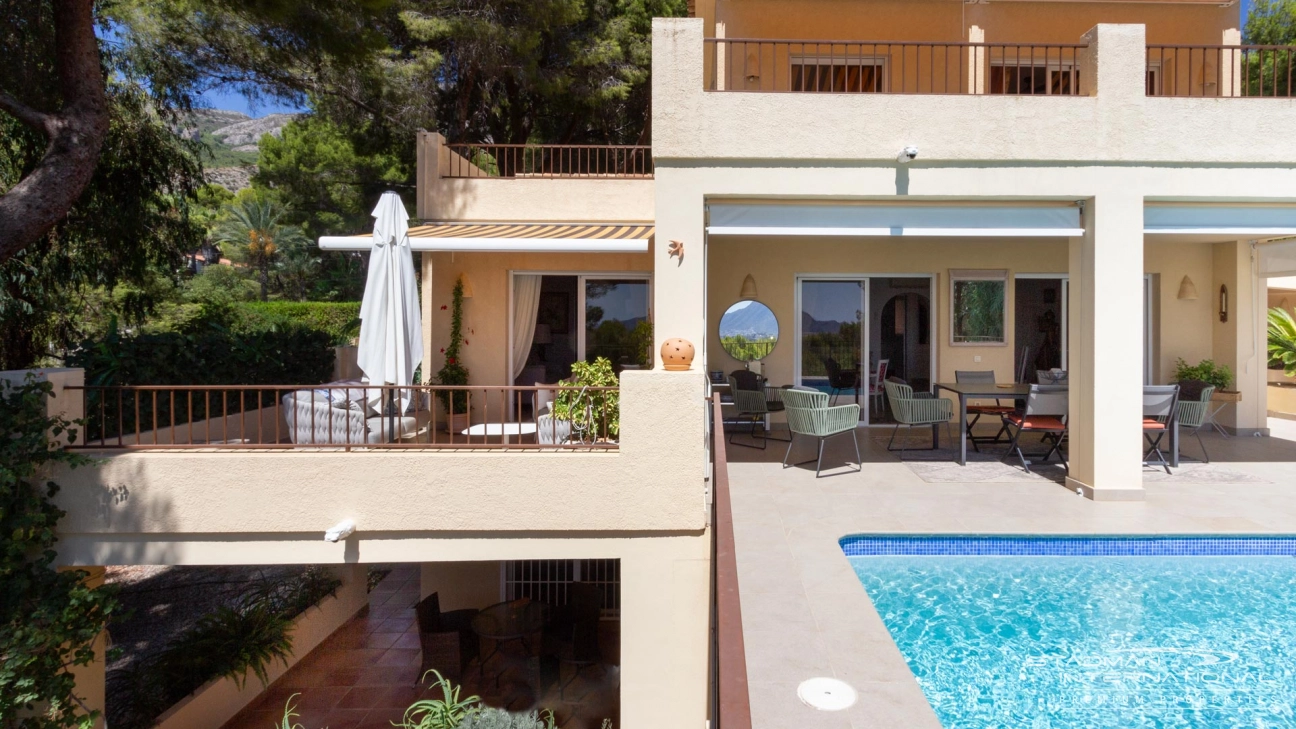 Elegant Villa with Open Views and Privacy in Altea La Vella