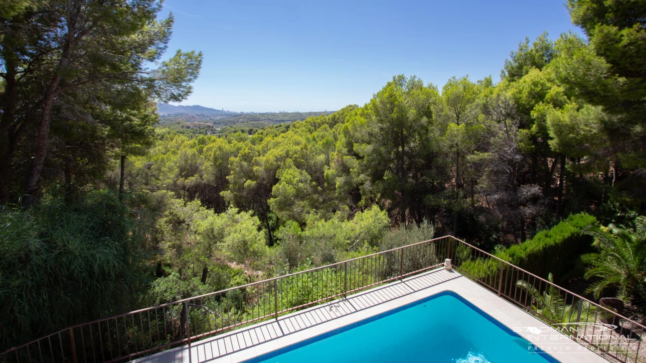 Elegant Villa with Open Views and Privacy in Altea La Vella