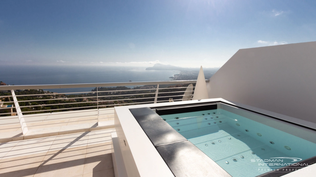 Diseño Moderno y Vistas al Mar increíbles definen este Lujoso Apartamento en Altea Hills
