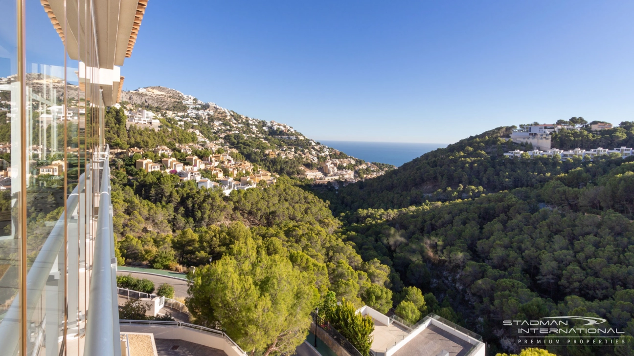 Penthouse with Roof Terrace and Sea View in Altea Hills