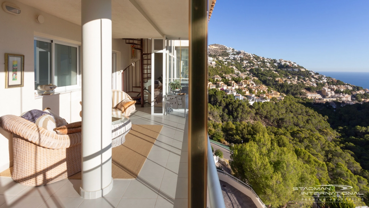 Penthouse with Roof Terrace and Sea View in Altea Hills