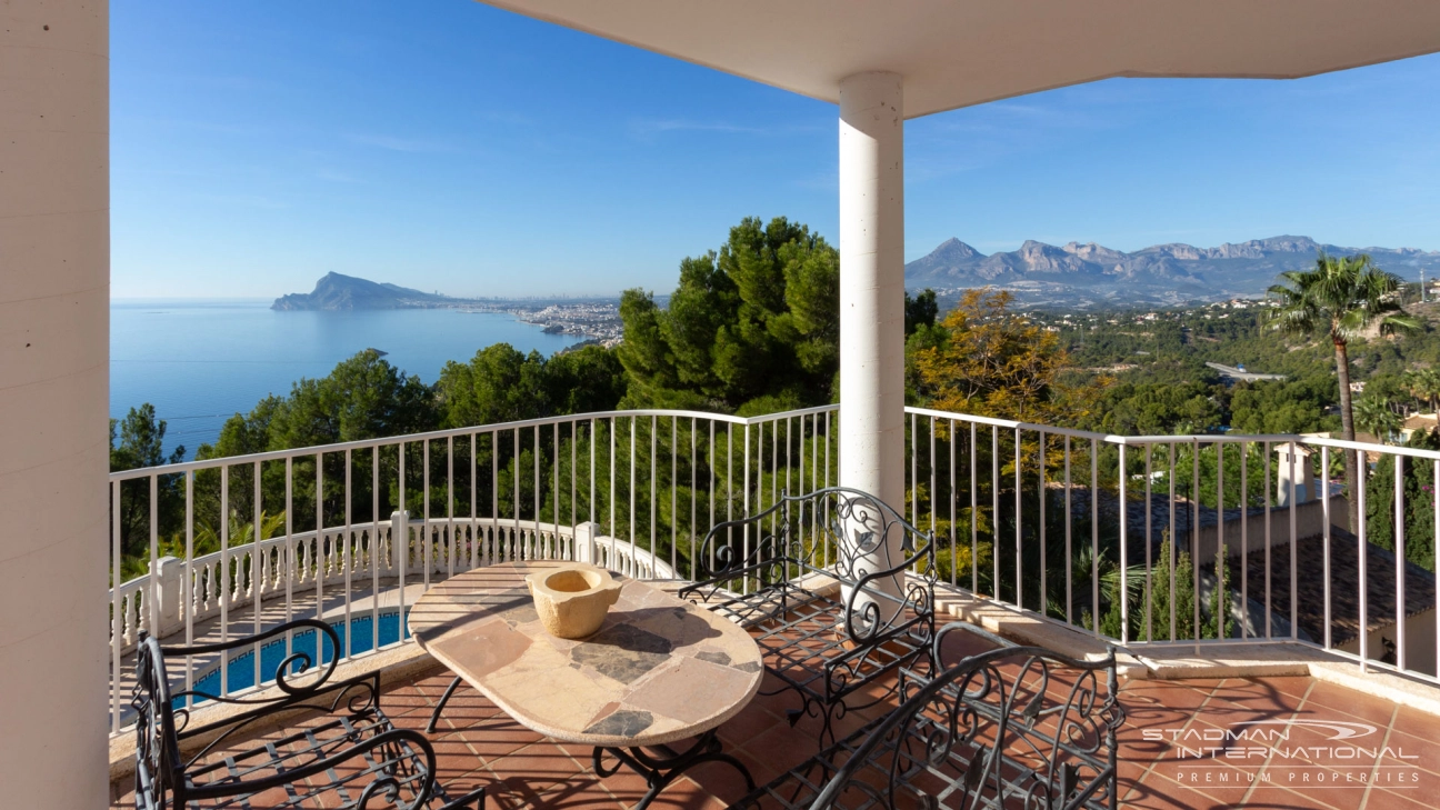 Villa with Sublime Sea Views in Altea Hills 