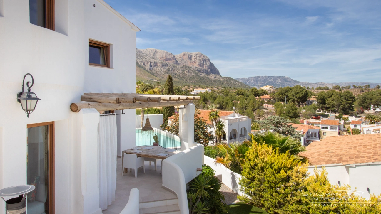 Villa Ibicenca con Vistas al Mar cerca de Elian's Colegio