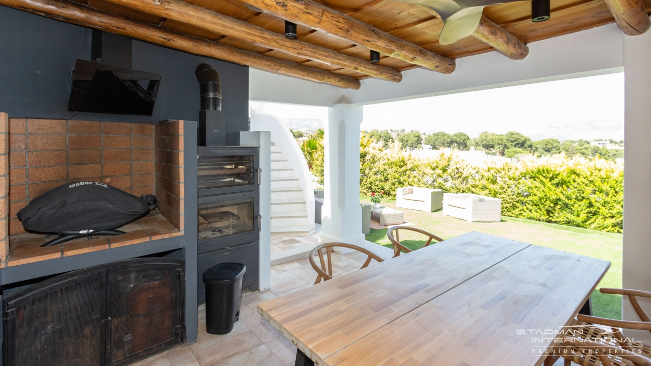 Villa in Ibiza-Stil mit Meerblick in der Nähe von Elian's