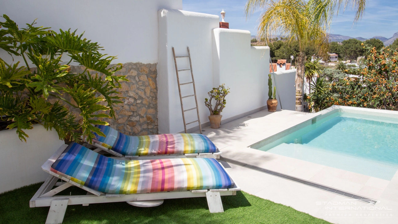 Villa in Ibiza-Stil mit Meerblick in der Nähe von Elian's