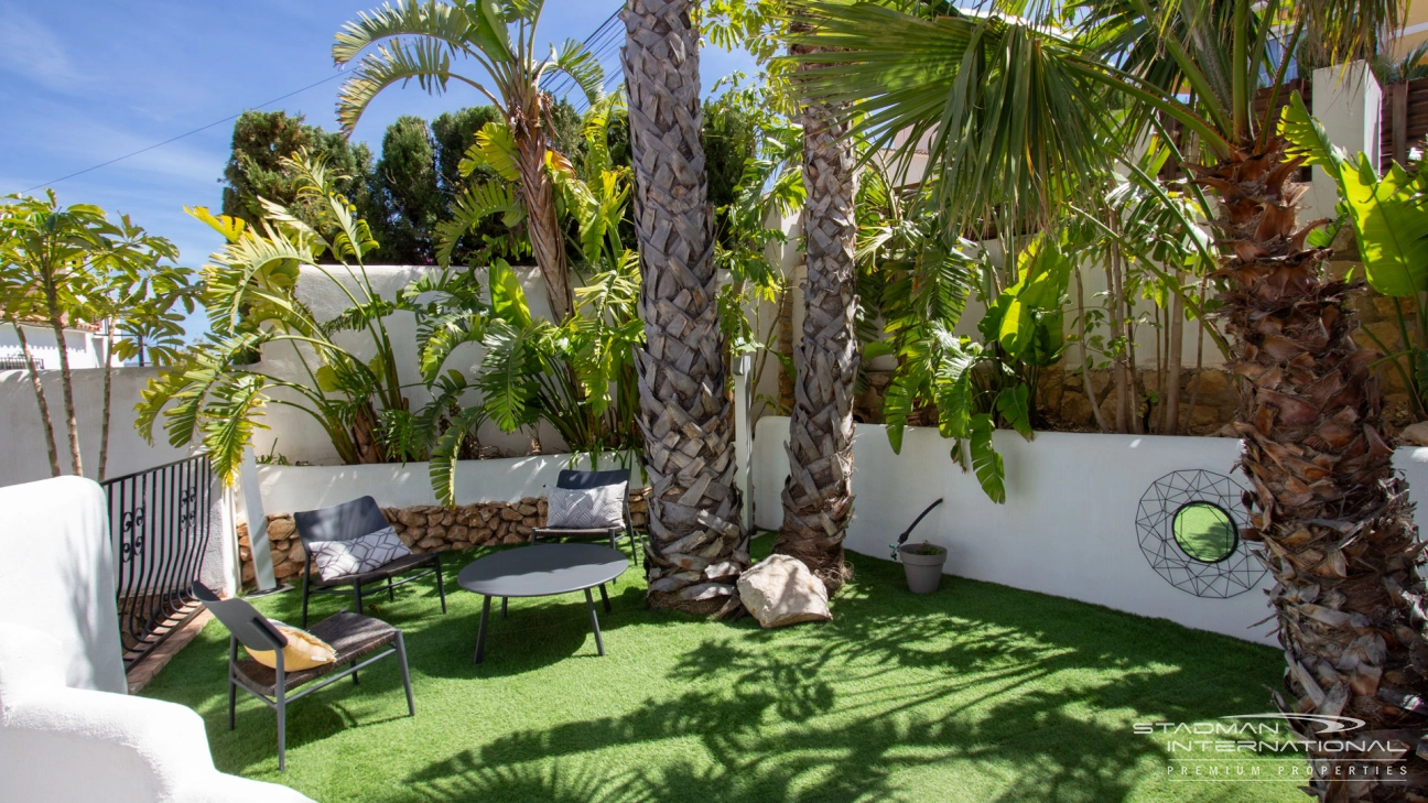 Villa in Ibiza-Stil mit Meerblick in der Nähe von Elian's