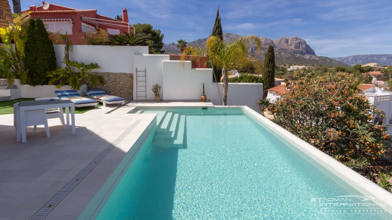 Villa in Ibiza-Stil mit Meerblick in der Nähe von Elian's