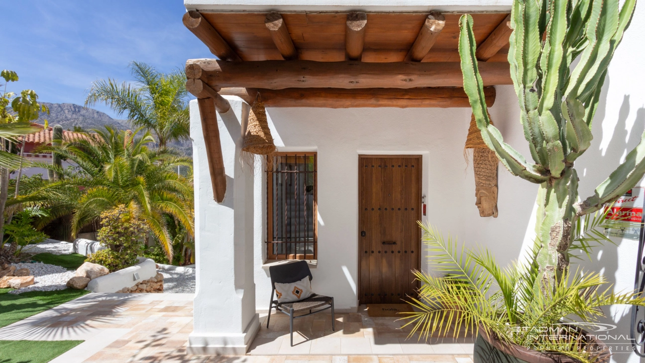 Villa in Ibiza-Stil mit Meerblick in der Nähe von Elian's