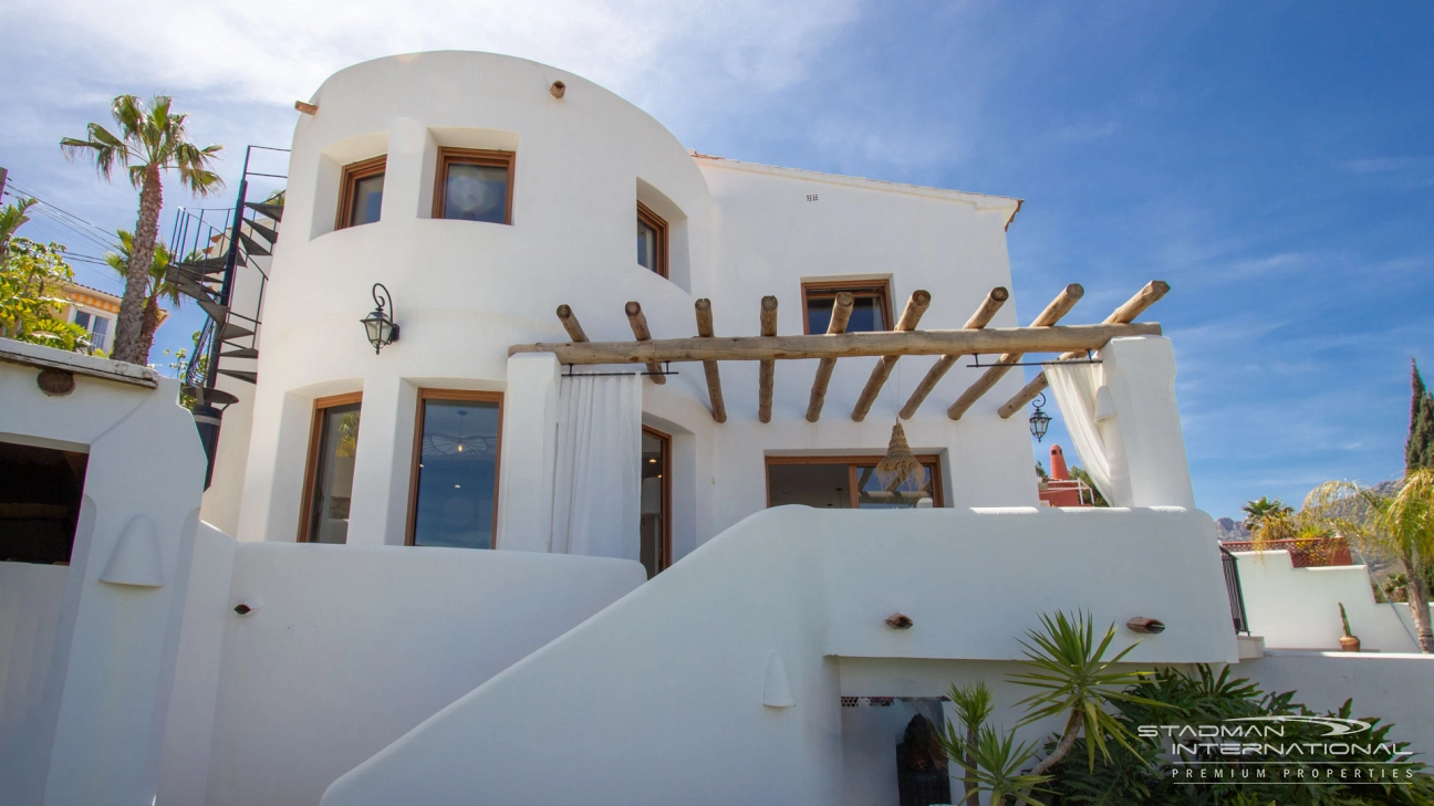 Villa in Ibiza-Stil mit Meerblick in der Nähe von Elian's