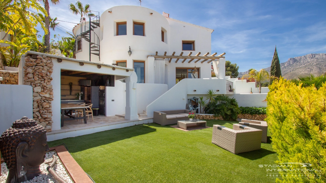 Villa in Ibiza-Stil mit Meerblick in der Nähe von Elian's