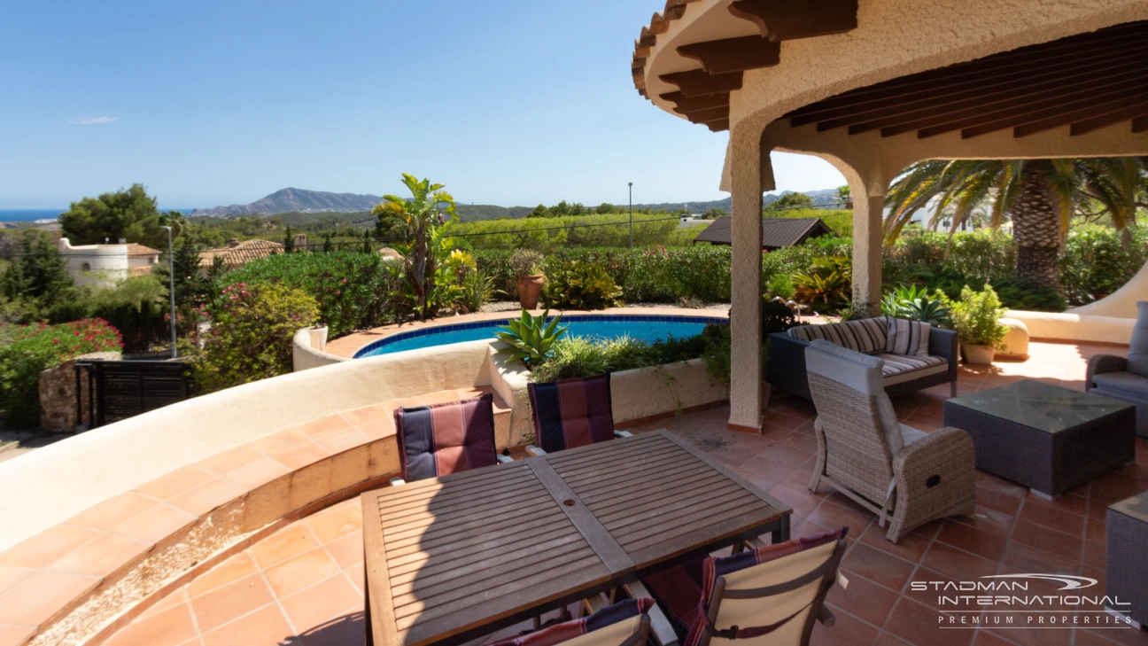 Hermosa villa en una gran parcela plana en esquina con vistas al mar