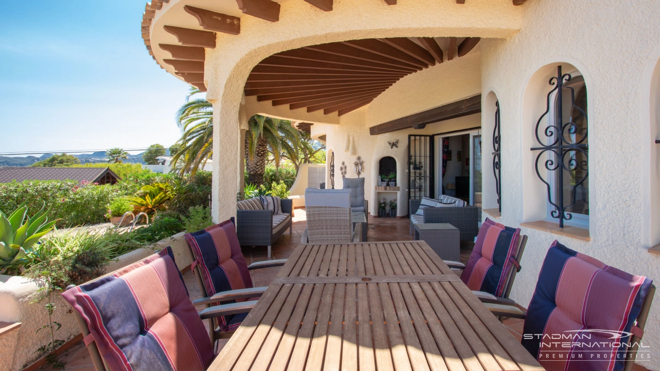 Hermosa villa en una gran parcela plana en esquina con vistas al mar