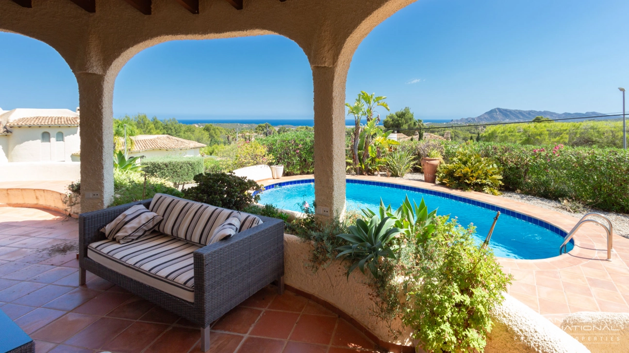 Schöne Villa auf einem großen flachen Eckgrundstück mit Meerblick