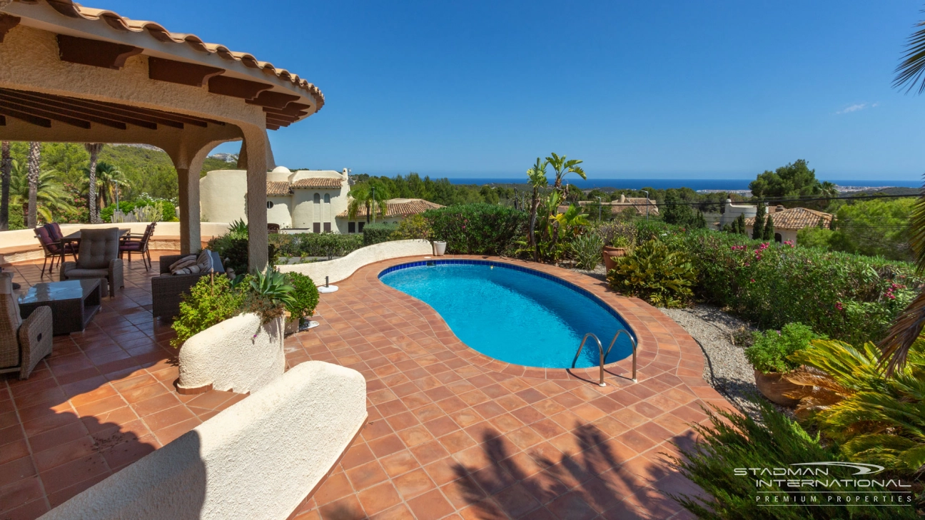 Hermosa villa en una gran parcela plana en esquina con vistas al mar